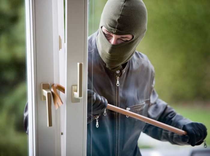 2726276 - burglar breaks into a residential building.